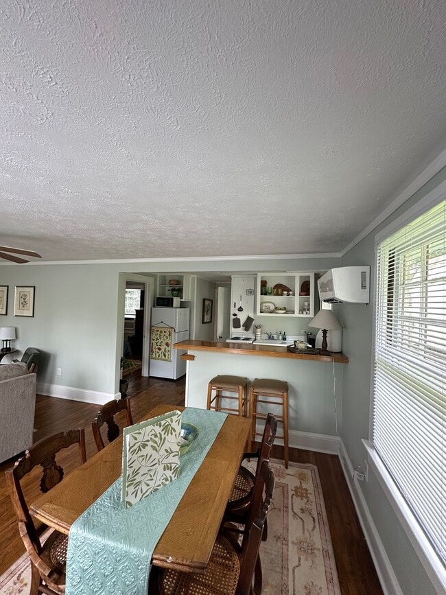 Building Photo - One Bedroom Garage Apartment in 5 Points!!