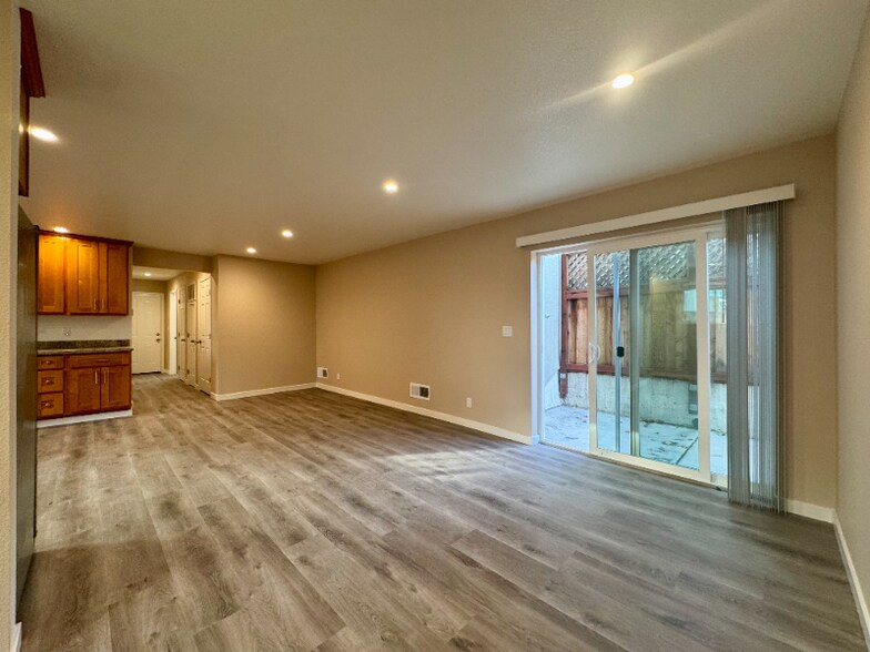 Building Photo - 148 Lancaster Way