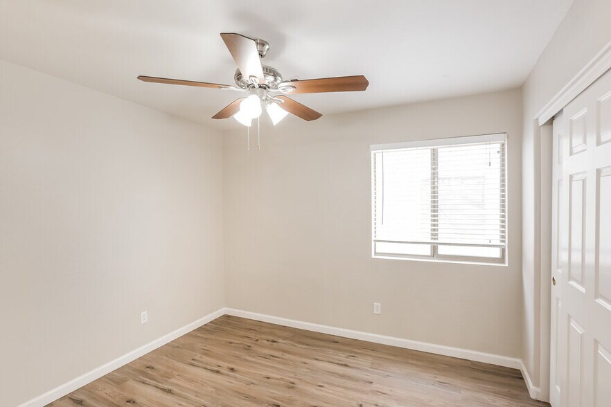 Building Photo - 5704 S 32nd Dr