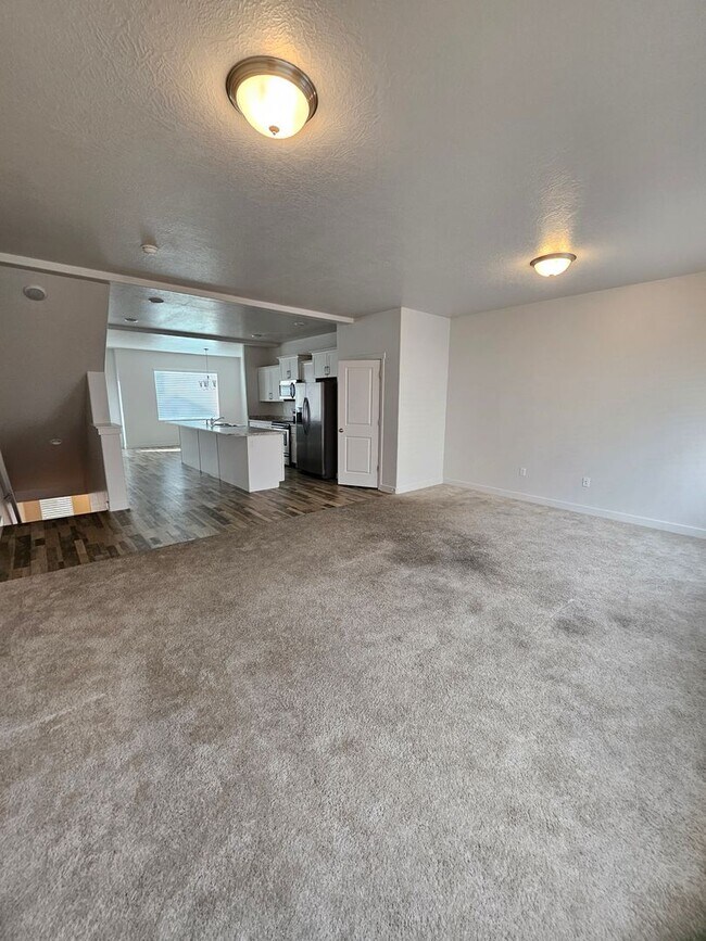 Building Photo - 4 Bedroom Town Home for Rent