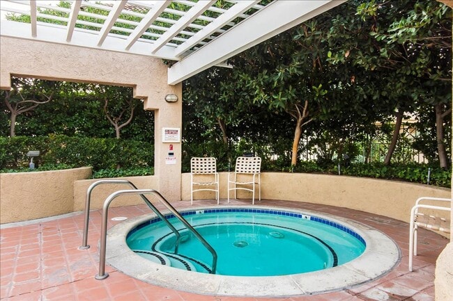 Building Photo - GREAT CONDO CLOSE TO VALENCIA MALL!