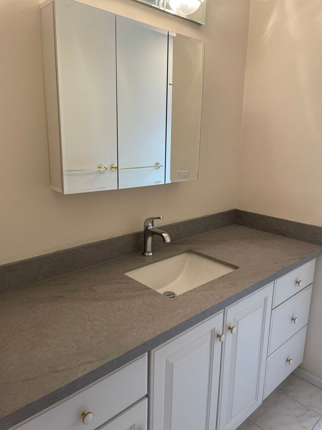 Building Photo - Single Level Useless Bay Home with Bonus Room!