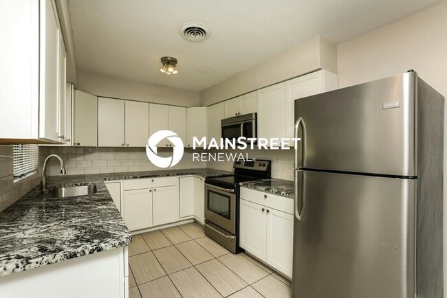Building Photo - 4 Bedroom Pet-Friendly Home in Deland, FL with Main Street Renewal