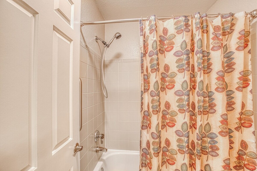 Building Photo - 6655 N Canyon Crest Dr
