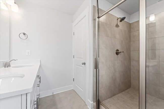 Building Photo - Stunning Lake Access End Unit Townhome Walking Distance to Downtown Davidson