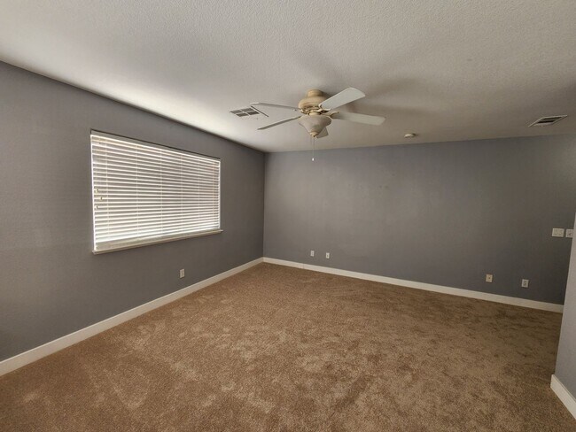 Building Photo - HENDERSON: 3 bed/2.5 bath Townhome with Spacious Kitchen, Private Backyard, Large Primary Suite &...