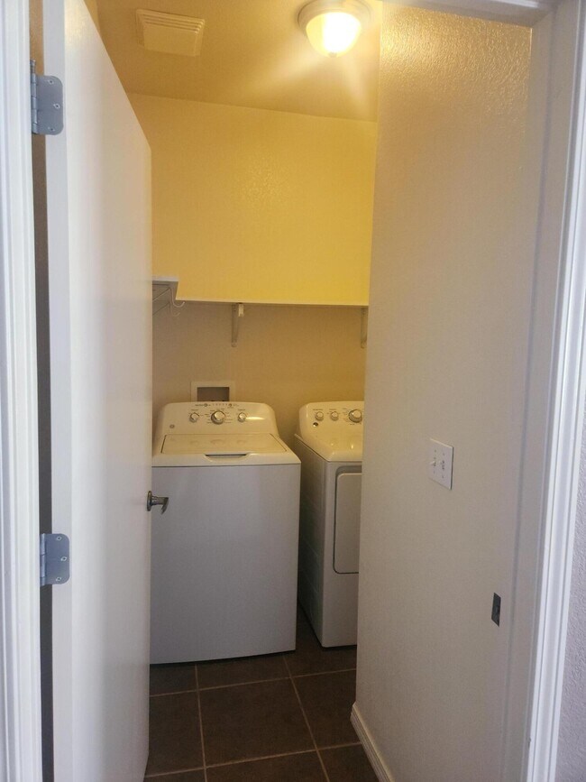 Building Photo - 6800 Vista Del Norte Dr NE