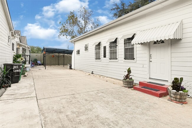 Building Photo - 307 N Live Oak St