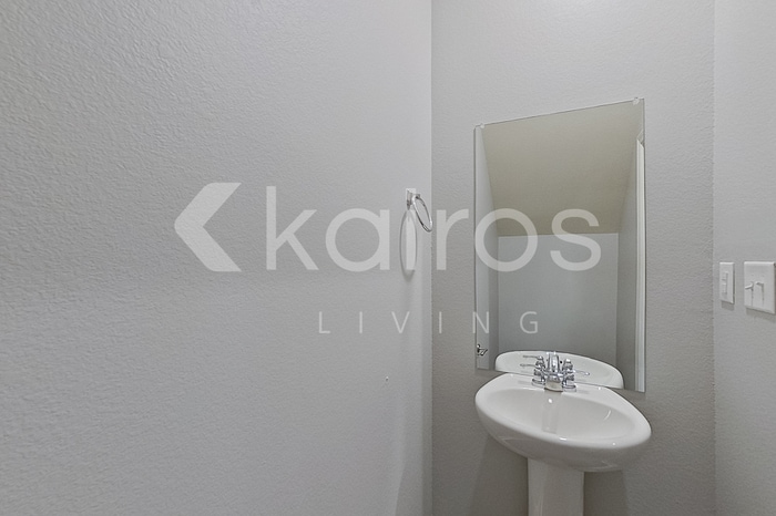 Building Photo - 1056 Pilgrim Ln