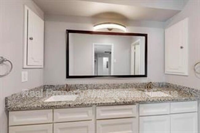 Building Photo - 14724 Overview Dr