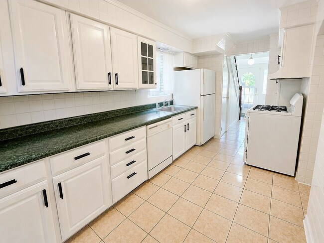 Building Photo - 2219 Edgebrook Ave