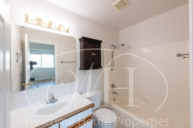 Building Photo - Enjoy the Open Floor Plan and Generous Sto...