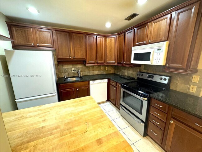 Building Photo - 6245 Bay Club Dr