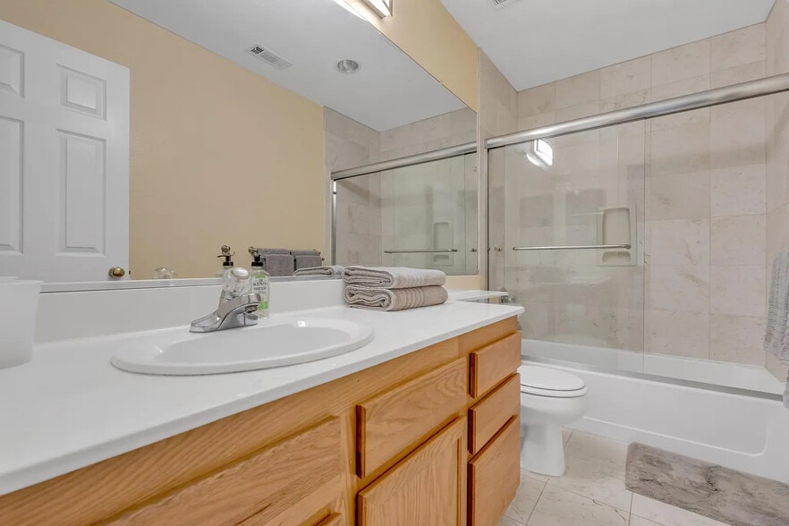 Full Bathroom on Hallway - 5 Pioneer Ct