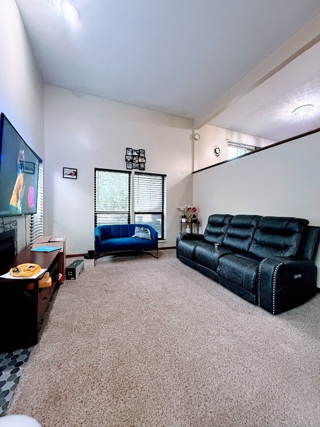 Building Photo - Open and Spacious 2BR 2 BA Condo with Fini...