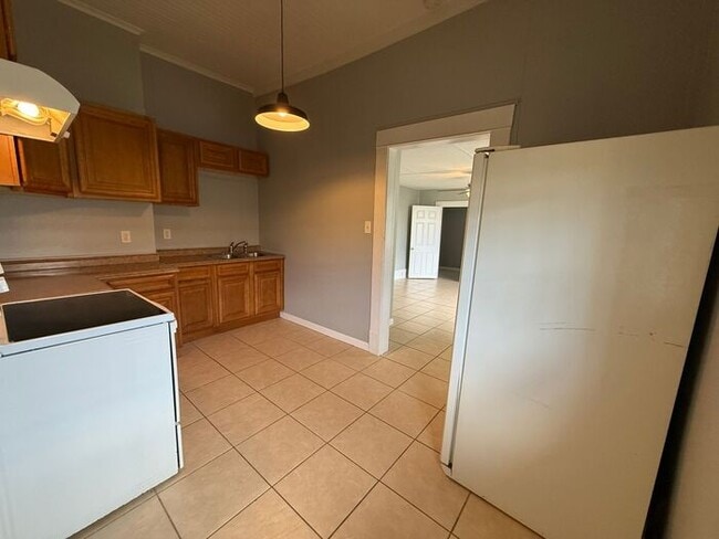 Building Photo - Pensacola - Downtown - 1 bedroom, 1 bathroom - partial utilities included