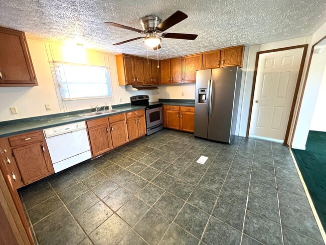 Building Photo - Location & Convenient! It Starts Here!