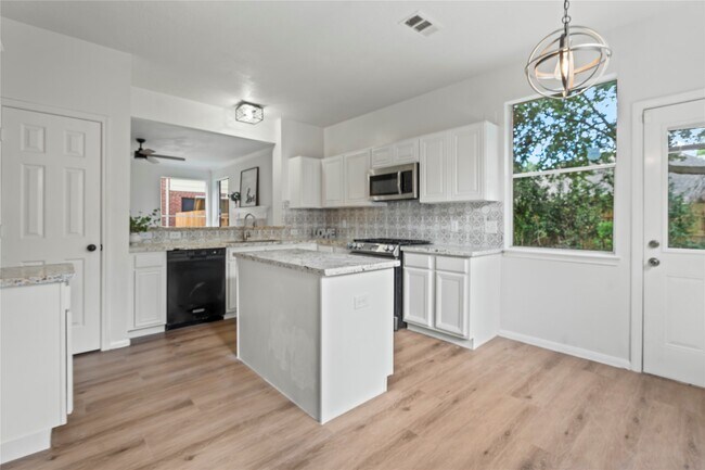 Building Photo - 10908 Sycamore Dr S