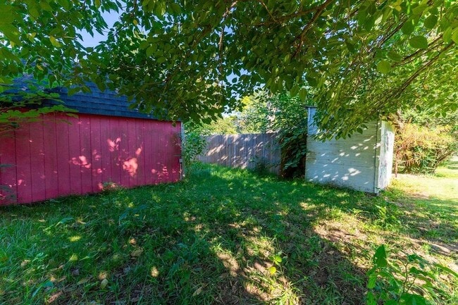 Building Photo - 505 W Texie Ave