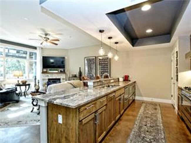 Building Photo - 804 E 47th St