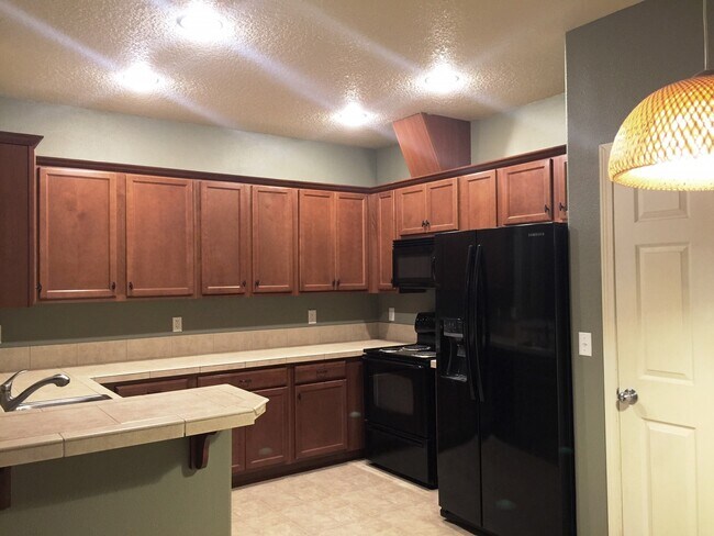 Building Photo - Spacious 3-Bedroom, 2.5-Bath Home in a Con...