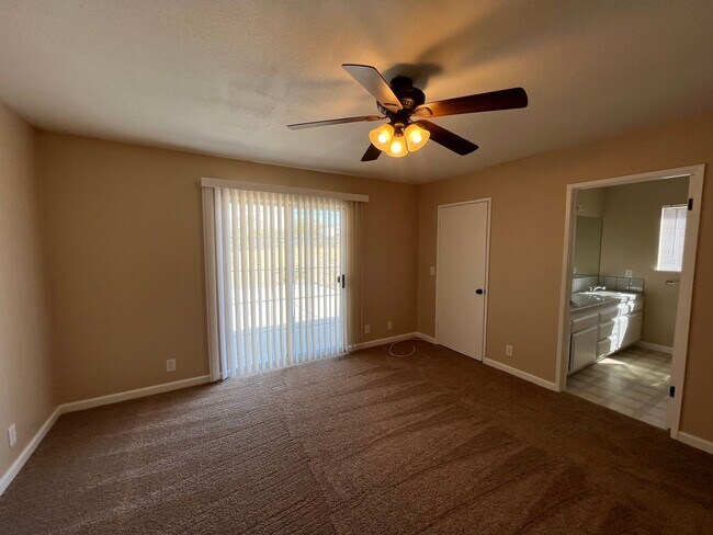 Building Photo - Apple Valley Desert Knolls