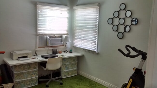 Bedroom / office room - 1611 Greenwood Ave