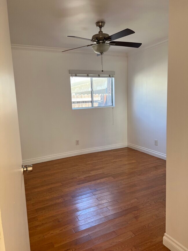 Building Photo - 940 N Serrano Ave