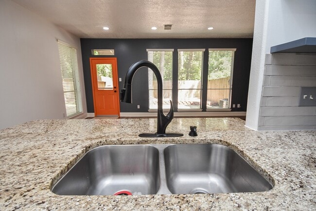 Building Photo - 138 Willowwood Cir