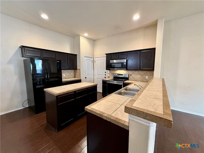 Building Photo - 685 Creekside Cir