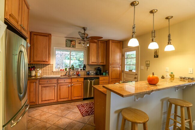 Building Photo - Beautiful Golden House w/ Huge Garage!