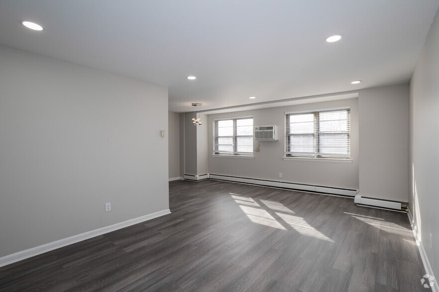 2BR, 2BA - Living Room - Borbeck Court