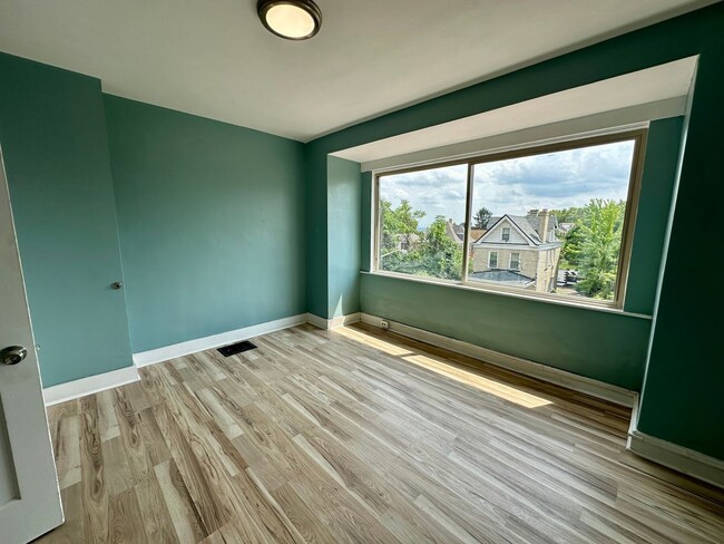 Building Photo - 929 Clarissa St