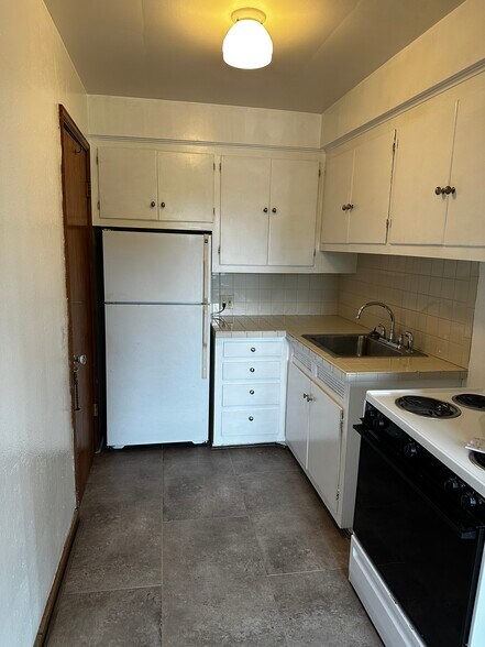 Kitchen - 708 W Bancroft St
