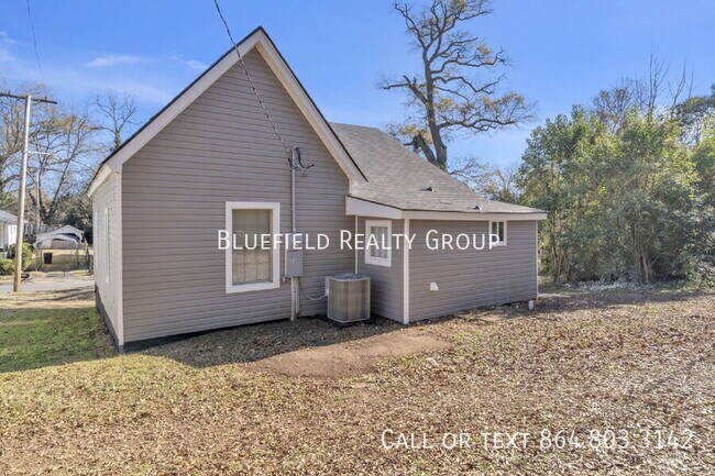 Building Photo - 307 B St