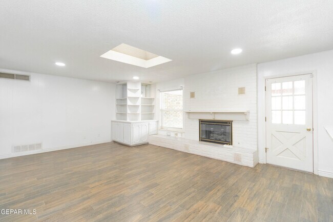 Building Photo - 8608 Catalpa Ln