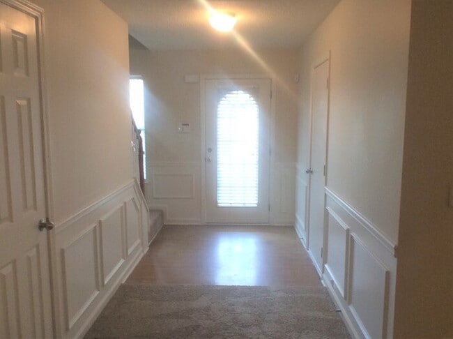 Building Photo - 1894 Roble Dr