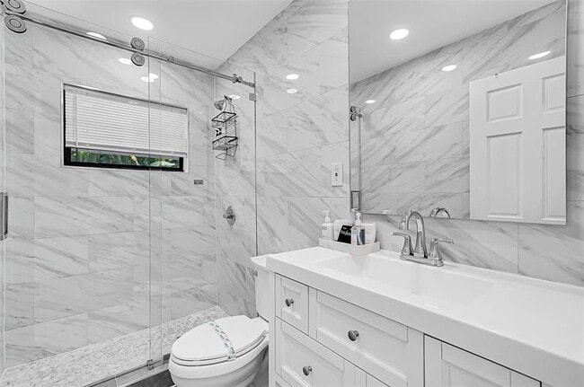 Building Photo - 400 NE 26th Dr