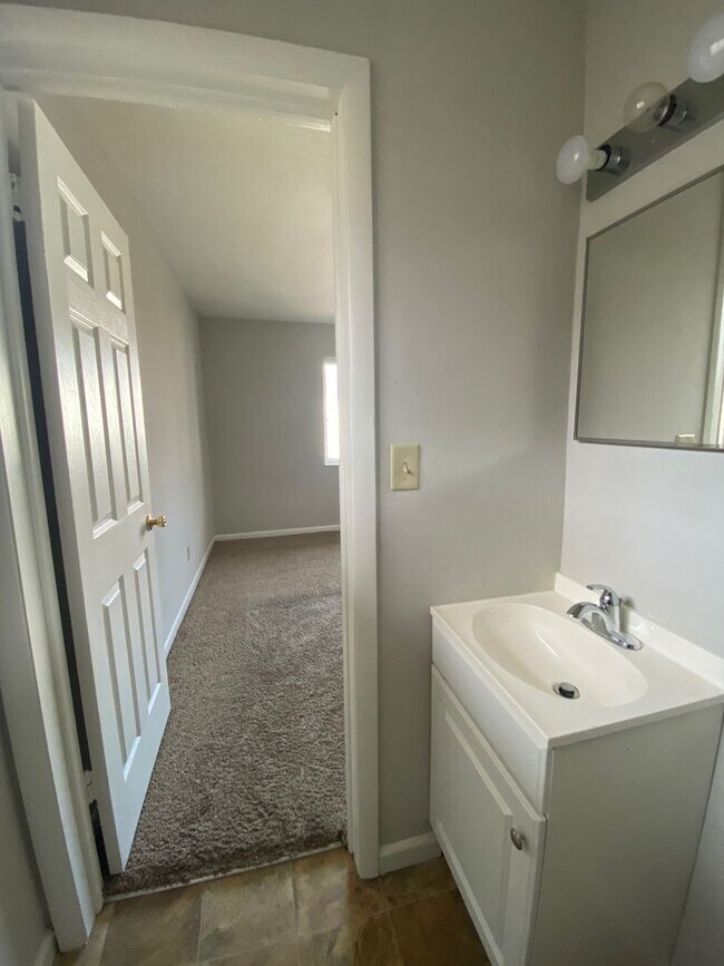Building Photo - Charming 1Bed/1Bath Apartment with Washer/...
