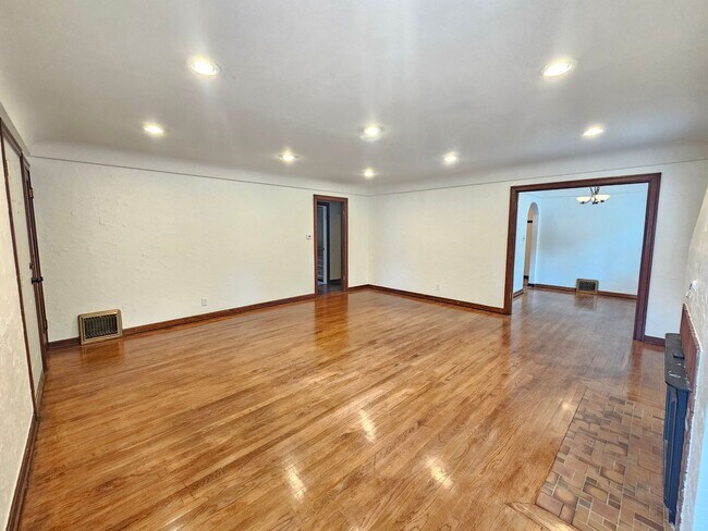 Building Photo - $2,300 - 4 Bed / 2 Bath Charming Home In P...