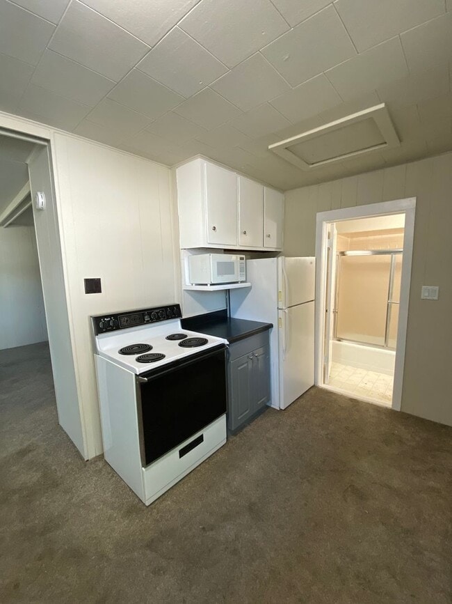 Building Photo - 1-Bedroom Home with 3-Stall Garage and Bonus Living Space