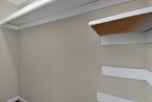 Building Photo - 2 Bedroom Townhouse Apartment- HUGE WALK IN CLOSET