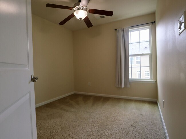 Building Photo - 4BR Corner Townhome in West Broad Village