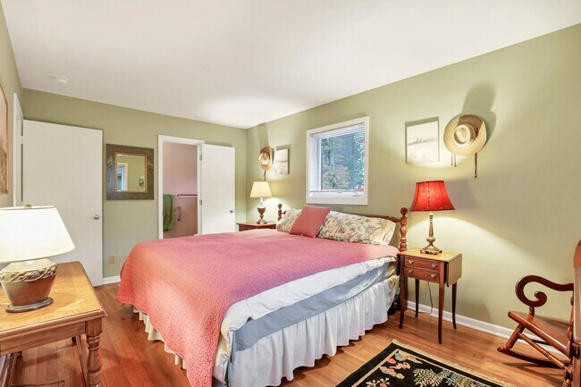 Bedroom #2 with ensuite bath, big closet and King bed - 162 Denison Dr