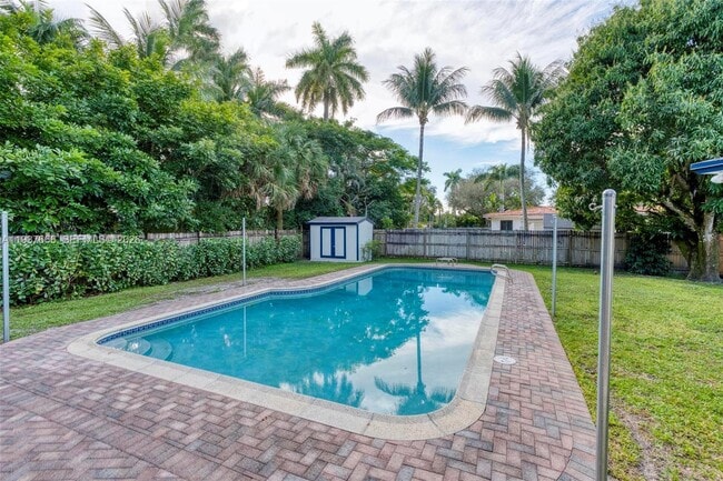 Building Photo - 812 Holly Ln