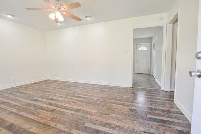 Building Photo - Updated Three Bedroom!