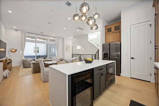 Building Photo - 3028 Lamar St