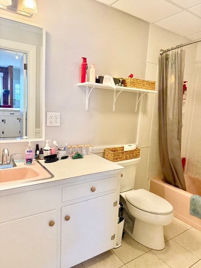 Building Photo - 366 Main St