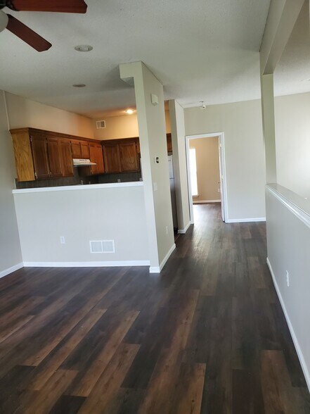 Building Photo - 10335 Parkview Ave