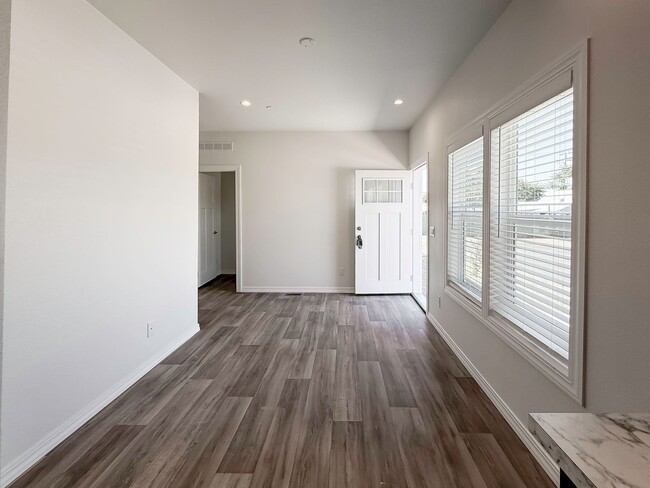 Building Photo - ~ AVAILABLE NOW ~ DUPLEX (LEFT)